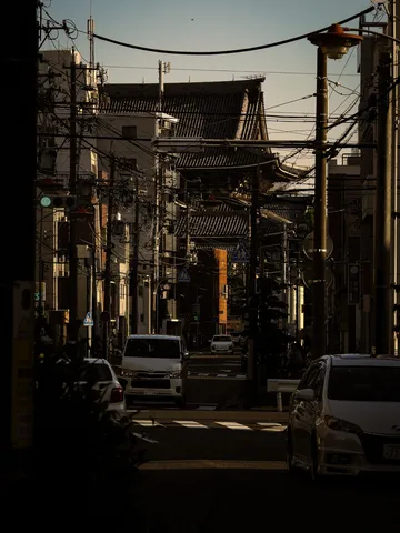 電線と夕暮れの街並み