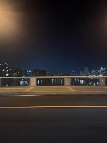 都会の夜景と水面の反射