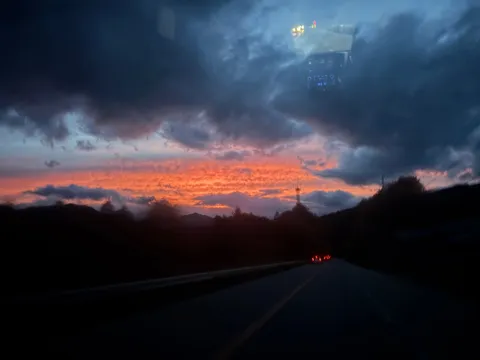 夕暮れの空と静かな道