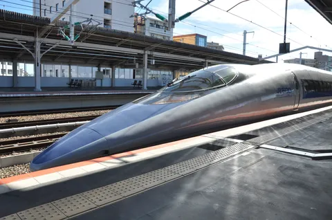 流線形が魅せる、駅の光景