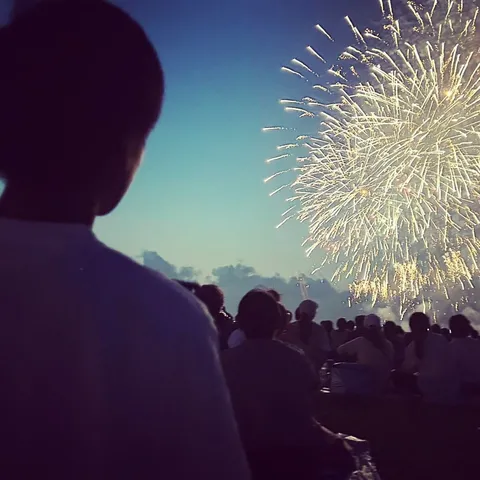 夜空を見上げる群像
