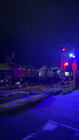 夜の踏切、青い緊張感