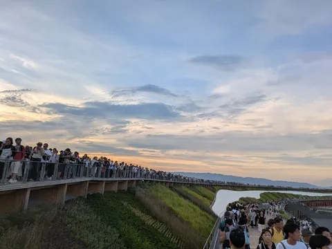 夕暮れの遊歩道、人々の賑わい