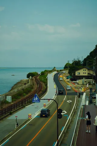 潮風誘う、海辺の道