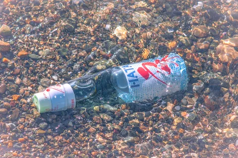 浜辺に漂うラムネ瓶の風情