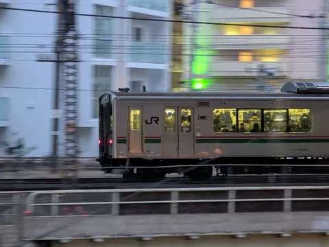 日常を切り取る、揺れる車窓の光景