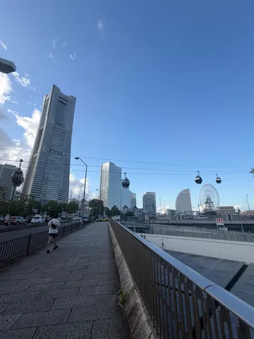 港町の朝、静かなランニング