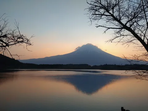 湖面に映る逆さ富士、静寂の瞬間