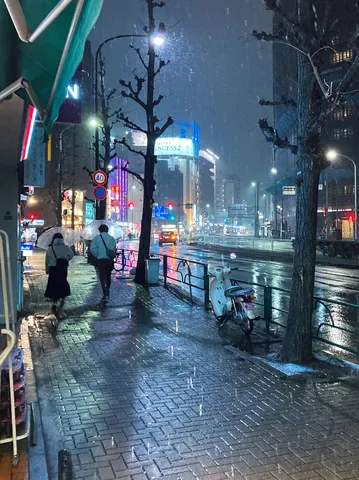 雨の街に映える夜風