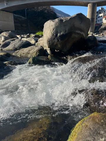 水しぶきと岩のコントラスト