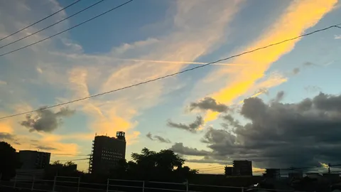 夕暮れの空と街の線