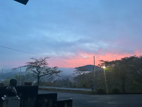 朝焼けに染まる山の景色
