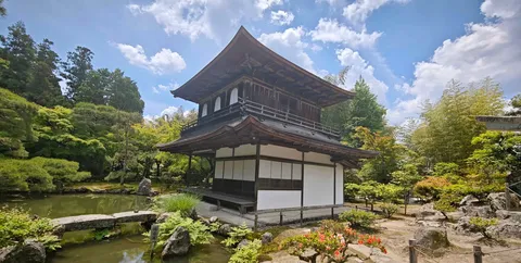 古都の静寂、雨上がる庭園