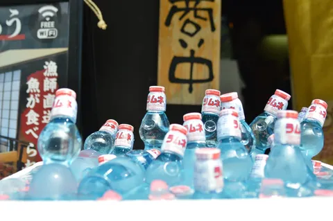 涼風を運ぶ青いボトル群
