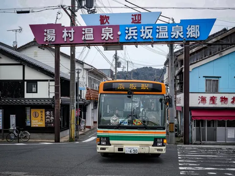 街角の歓迎と日常のバス