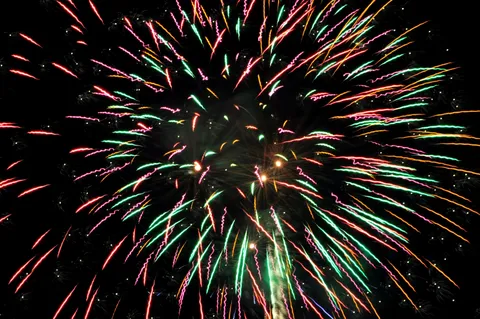 夜空を彩る光のシャワー