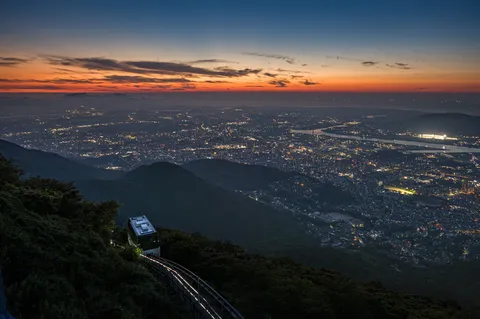 夜景とケーブルカーの邂逅