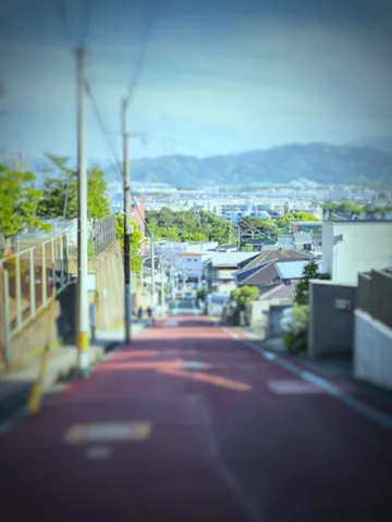 坂道の先に広がる街並み