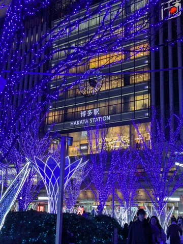 紫光に包まれる駅の夜