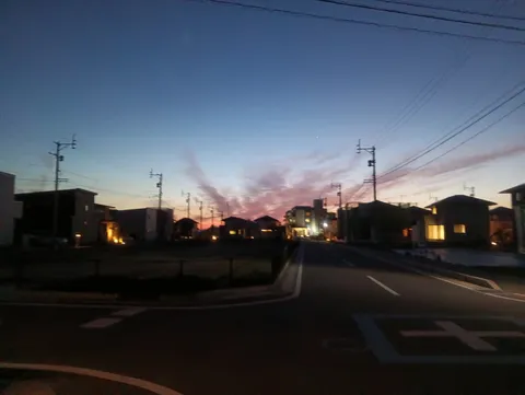 黄昏時の住宅街、静かな一日の終わり