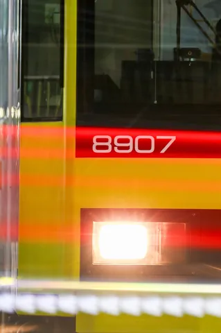 黄色い車体に走る光の帯
