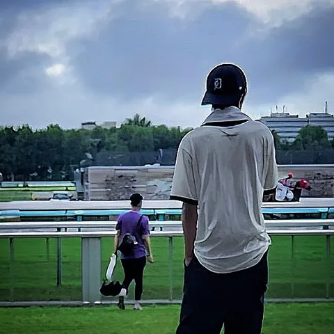 雨上がりのレース場、静かな午後