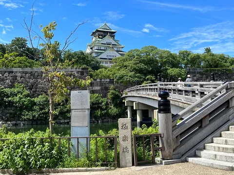 歴史と新緑、架け橋の静けさ
