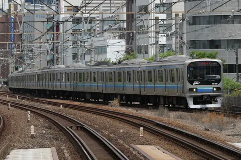都会を駆け抜ける銀色の疾走感
