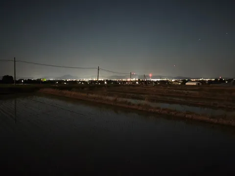 静寂の夜、街の灯りが希望を灯す