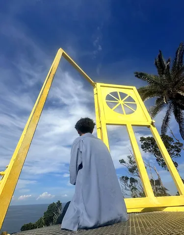 青空に浮かぶ黄色い窓