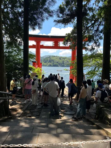 夏の鳥居へ、行列覚悟？