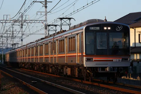 夕日に染まる通勤電車