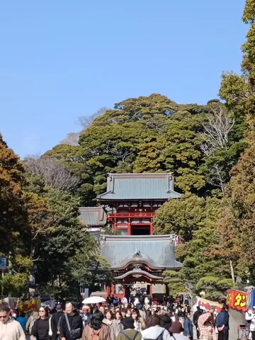 賑わう参道、古刹の趣