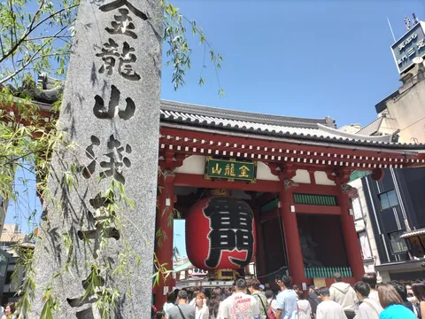 浅草の雷門、風情ある石柱と提灯