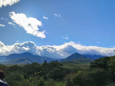 雲海に包まれた山々の壮景