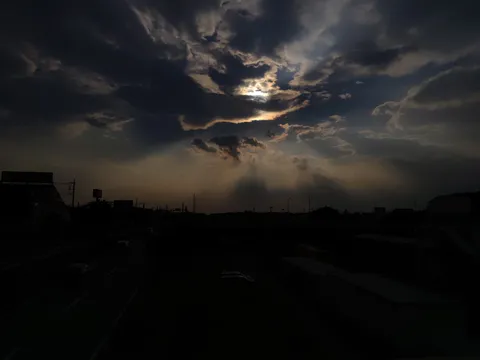 雲間から差し込む光の叙情詩