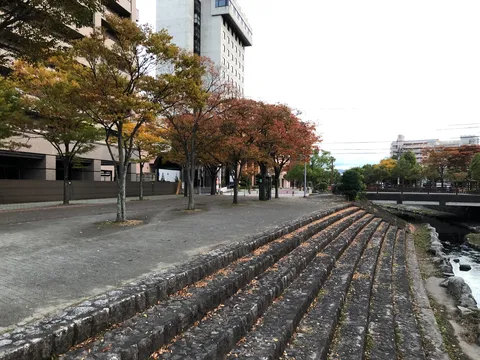 秋色に染まる川辺の階段