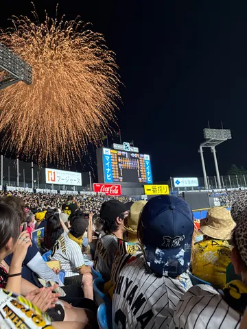 夜空彩るスタジアムの花火