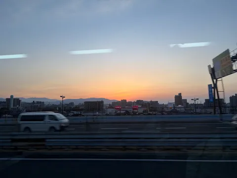 黄昏時の都市風景