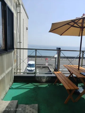 潮風とテラス席、都会の喧騒を離れて