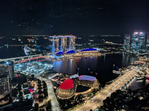 光が彩る湾岸の夜景