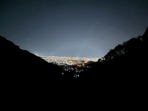山間に灯る都会の光