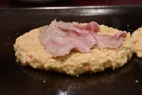鉄板に広がる、儚い豚肉の夢
