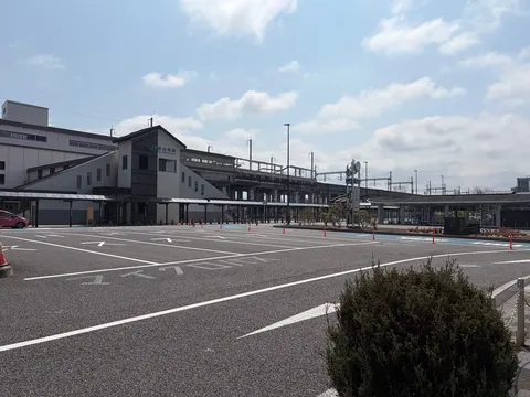 曇り空の下の日常、駅前風景