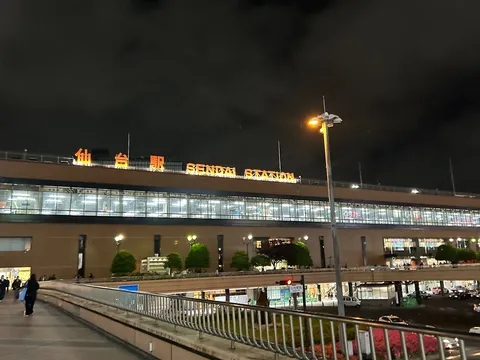 夜空に輝く仙台駅