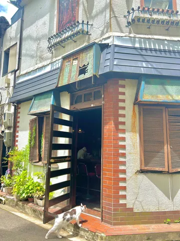 看板猫とレトロな扉
