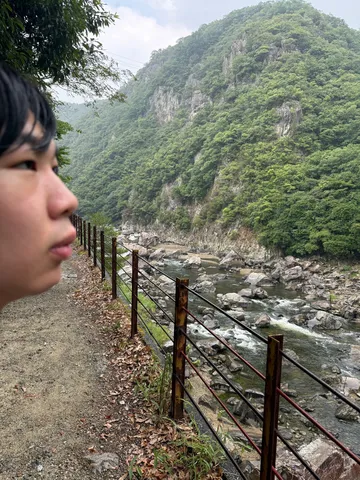 自然と歩む、川沿いの道