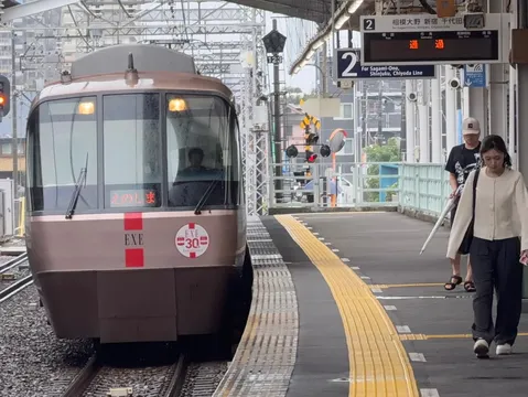 黄線の上の出発風景