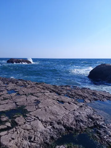 荒々しい自然の息吹、岩と海