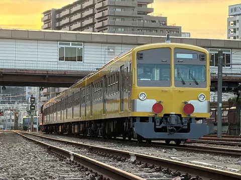 夕暮れに映える黄色の列車
